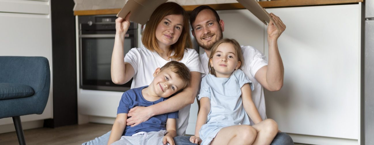 rodzina-trzymajaca-dach-nad-glowa